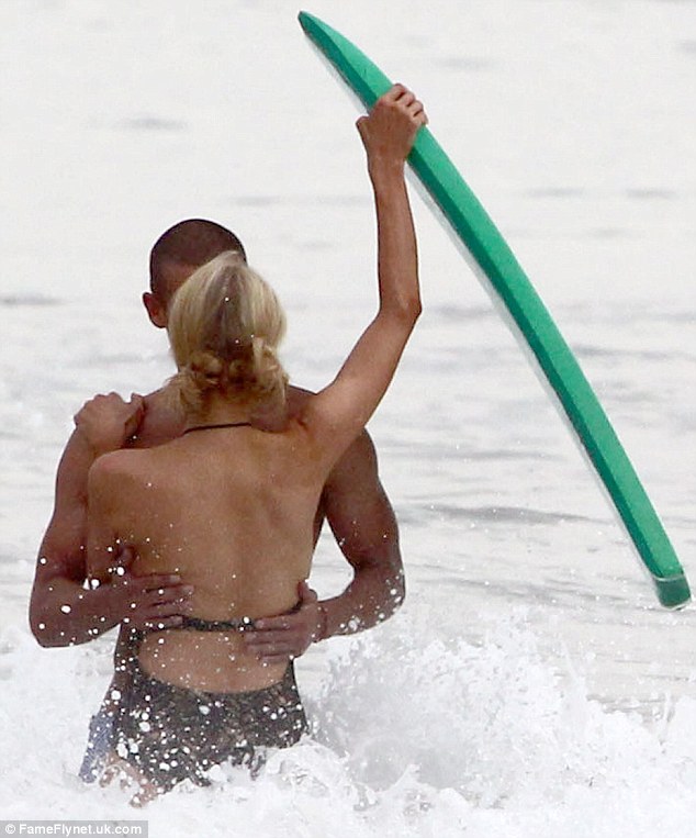 Paris Hilton lộ ngực lép khi đi biển