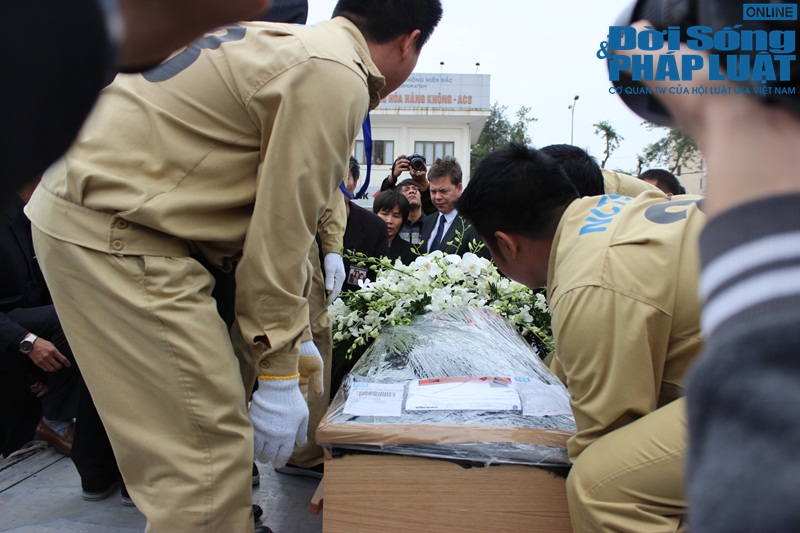 Tin tức - Gia đình khóc ngất đón thi thể 3 mẹ con người Việt trong vụ MH17 (Hình 10).