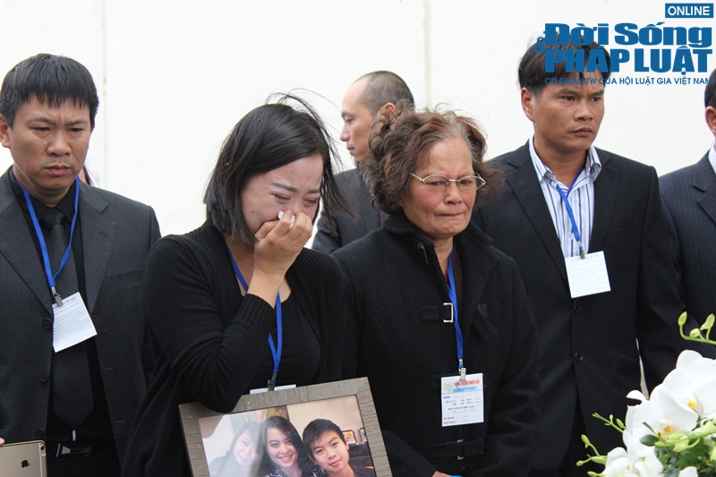 Tin tức - Gia đình khóc ngất đón thi thể 3 mẹ con người Việt trong vụ MH17 (Hình 2).