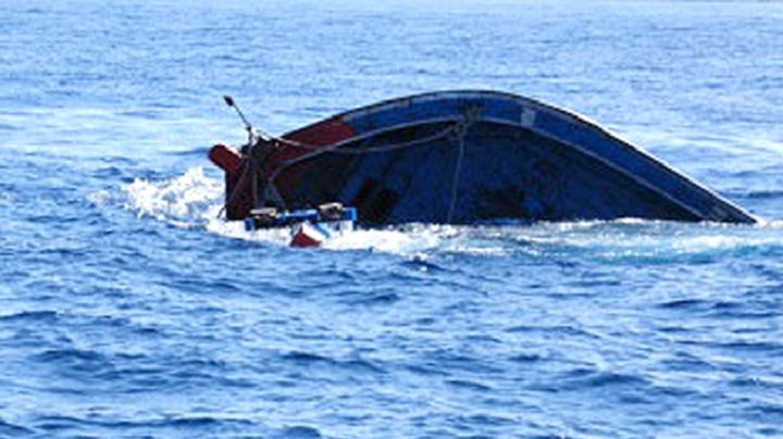  - Tàu cá bất ngờ bị chìm, 13 ngư dân may mắn thoát chết