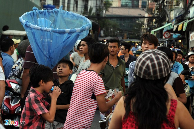 'Cô hồn' giành đồ cúng, náo loạn trên phố Sài Gòn