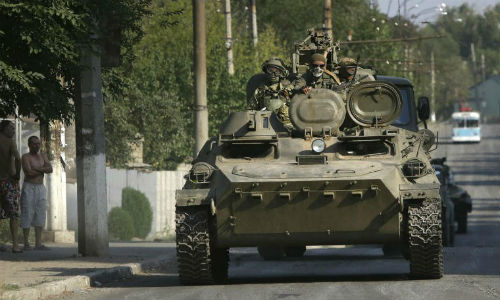 Reuters: Binh sĩ Nga tiến sang Ukraine trên xe bọc thép