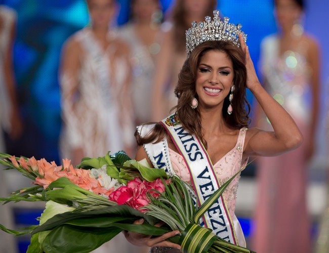 Chuyện làng sao - Ảnh khỏa thân của tân Hoa hậu Hoàn vũ Venezuela gây tranh cãi (Hình 2).
