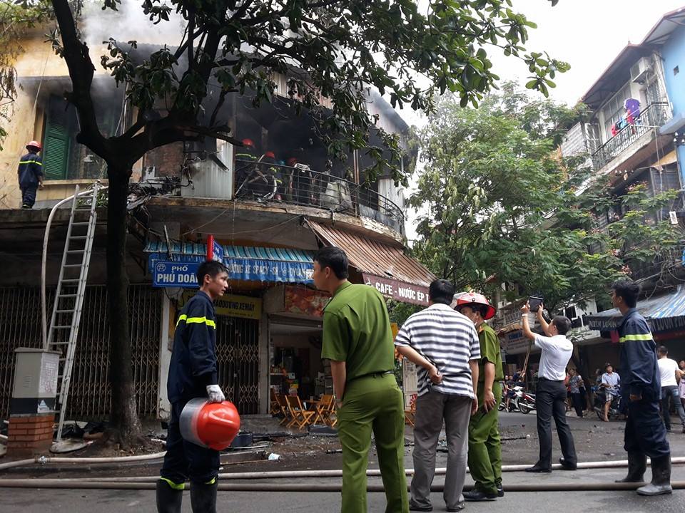  - Hà Nội: Cháy lớn tại phố Phủ Doãn, nghi do chập điện (Hình 2).