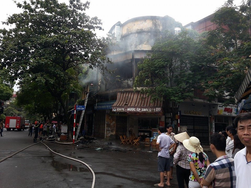  - Hà Nội: Cháy lớn tại phố Phủ Doãn, nghi do chập điện