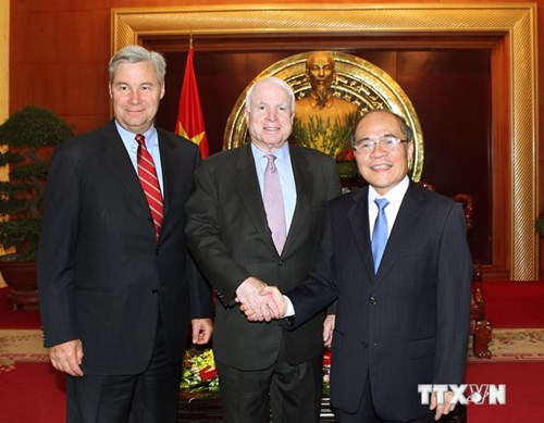  - Ông John McCain ủng hộ bỏ cấm bán vũ khí sát thương cho Việt Nam