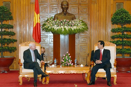 Thủ tướng Nguyễn Tấn Dũng tiếp các Thượng nghị sỹ Hoa Kỳ