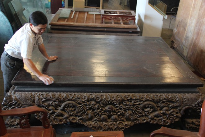 Chiếc sập gỗ trắc giá 1,5 tỷ đồng tại kho đồ cũ ở Hà Nội