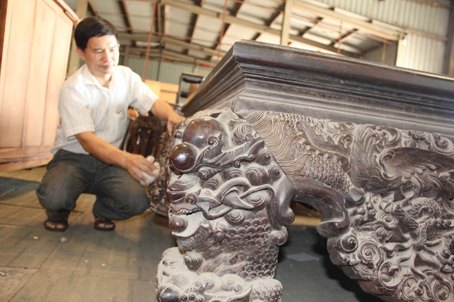 Chiếc sập gỗ trắc giá 1,5 tỷ đồng tại kho đồ cũ ở Hà Nội