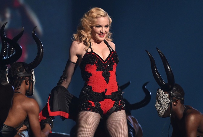 - Video: Madonna 'đốt cháy' sân khấu Grammy ở tuổi 56 (Hình 5).