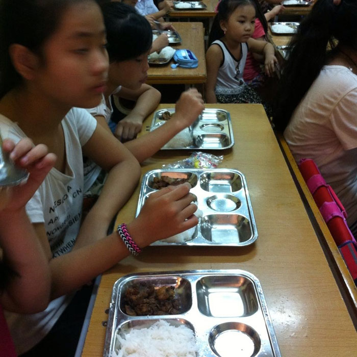 Chuyện học đường - Đi tìm sự thật về tỉ lệ chiết khấu trên suất ăn của học sinh