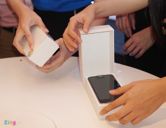 Sản phẩm số - Mở hộp iPhone 6 và 6 Plus chính hãng phiên bản Việt Nam (Hình 4).