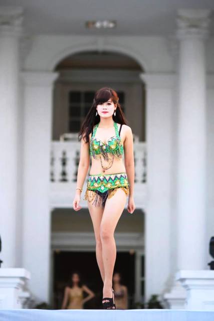 Dàn mẫu xinh diện bikini World Cup làm nóng bỏng Tuần Châu