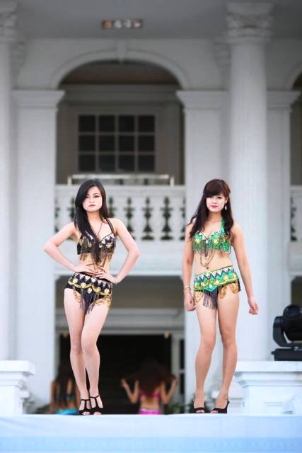 Dàn mẫu xinh diện bikini World Cup làm nóng bỏng Tuần Châu