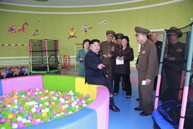  - Nhà lãnh đạo Kim Jong-un thăm trại trẻ mồ côi ở Bình Nhưỡng (Hình 2).
