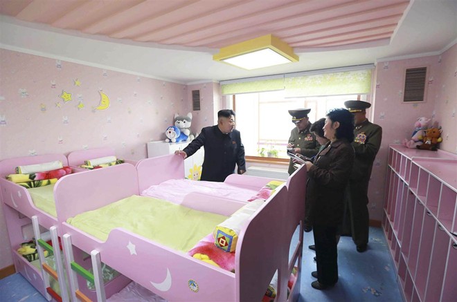  - Nhà lãnh đạo Kim Jong-un thăm trại trẻ mồ côi ở Bình Nhưỡng (Hình 4).