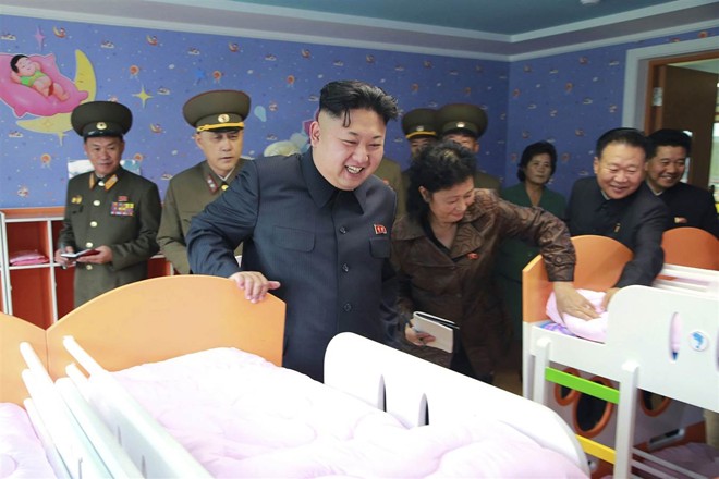  - Nhà lãnh đạo Kim Jong-un thăm trại trẻ mồ côi ở Bình Nhưỡng (Hình 5).