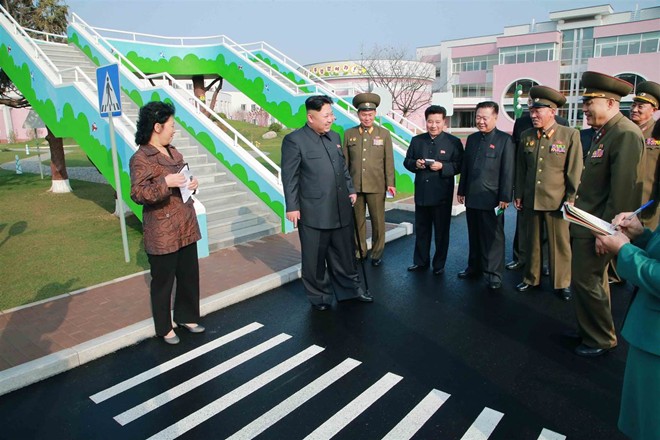  - Nhà lãnh đạo Kim Jong-un thăm trại trẻ mồ côi ở Bình Nhưỡng (Hình 7).