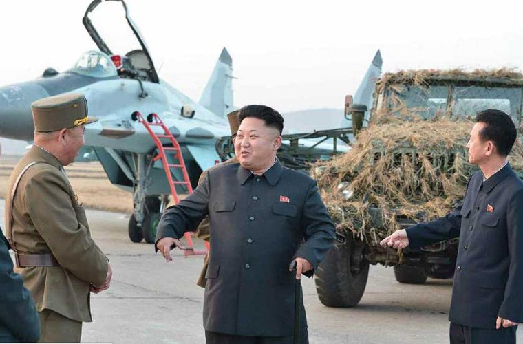 Nhà lãnh đạo Kim Jong-un trực tiếp vào buồng lái MiG-29 