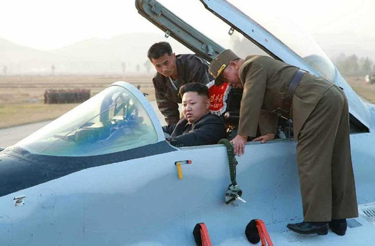  - Nhà lãnh đạo Kim Jong-un trực tiếp vào buồng lái máy bay MiG-29 (Hình 6).