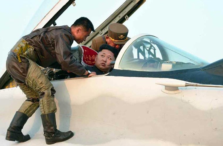 Nhà lãnh đạo Kim Jong-un trực tiếp vào buồng lái MiG-29 