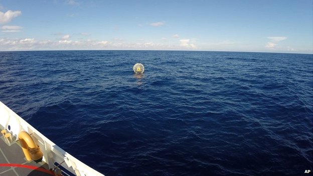 Giải cứu người đàn ông lênh đênh trên biển bằng… bong bóng