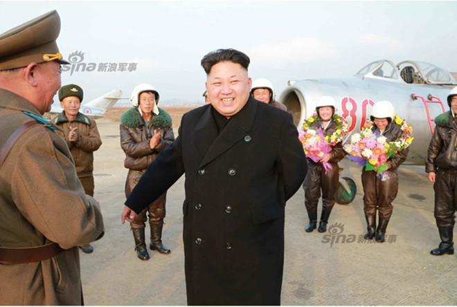  - Nhà lãnh đạo Kim Jong-un chụp ảnh cho nữ phi công quân sự (Hình 3).