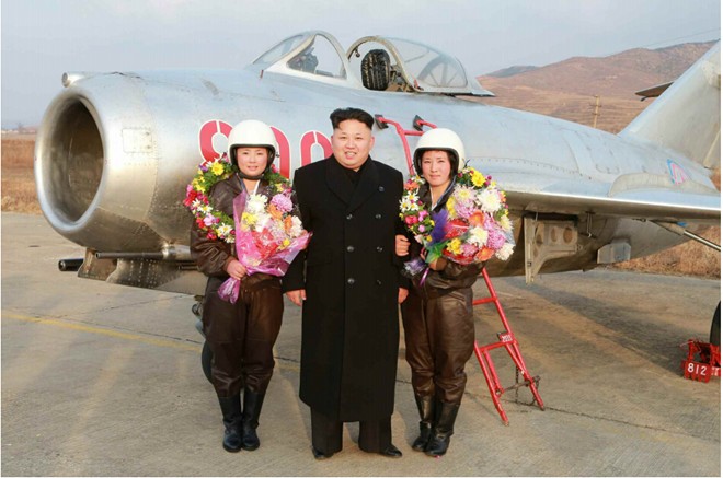  - Nhà lãnh đạo Kim Jong-un chụp ảnh cho nữ phi công quân sự (Hình 2).