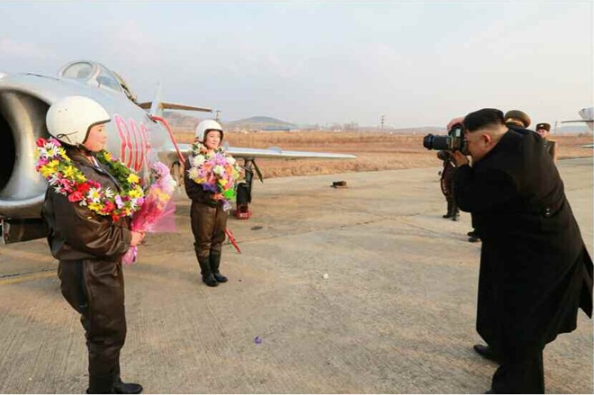  - Nhà lãnh đạo Kim Jong-un chụp ảnh cho nữ phi công quân sự