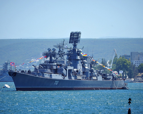  - Tàu săn ngầm của Hải quân Nga bốc cháy dữ dội ở Crimea