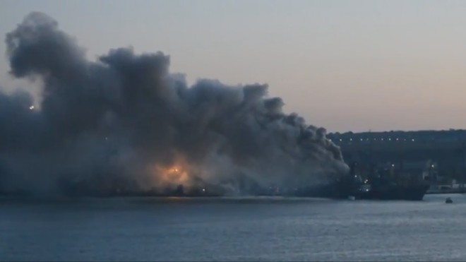  - Tàu săn ngầm của Hải quân Nga bốc cháy dữ dội ở Crimea (Hình 2).