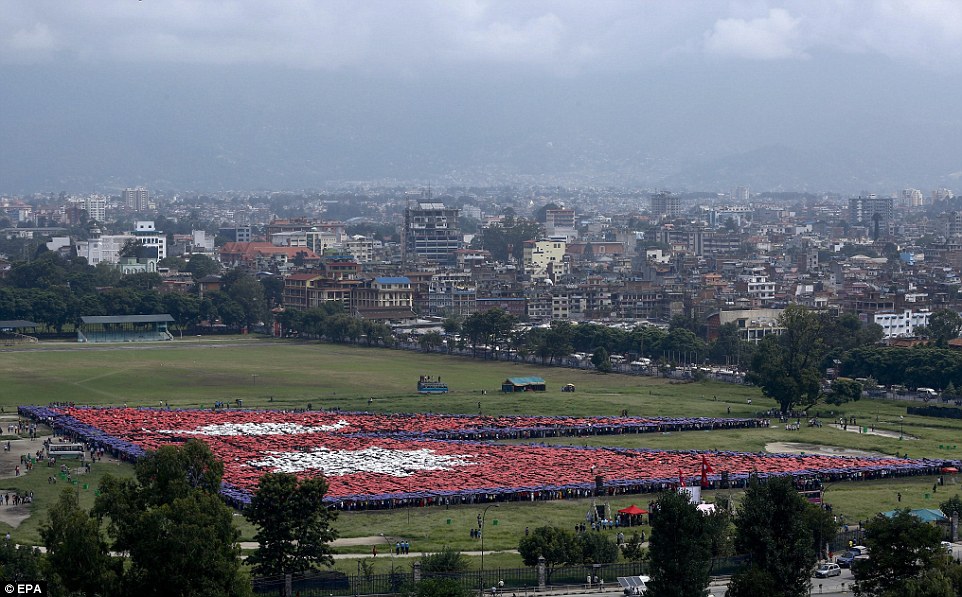 35.000 người Nepal ghép hình quốc kỳ lớn nhất thế giới