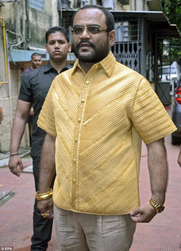  - Ông trùm dệt may Ấn Độ mặc áo bằng vàng dạo phố