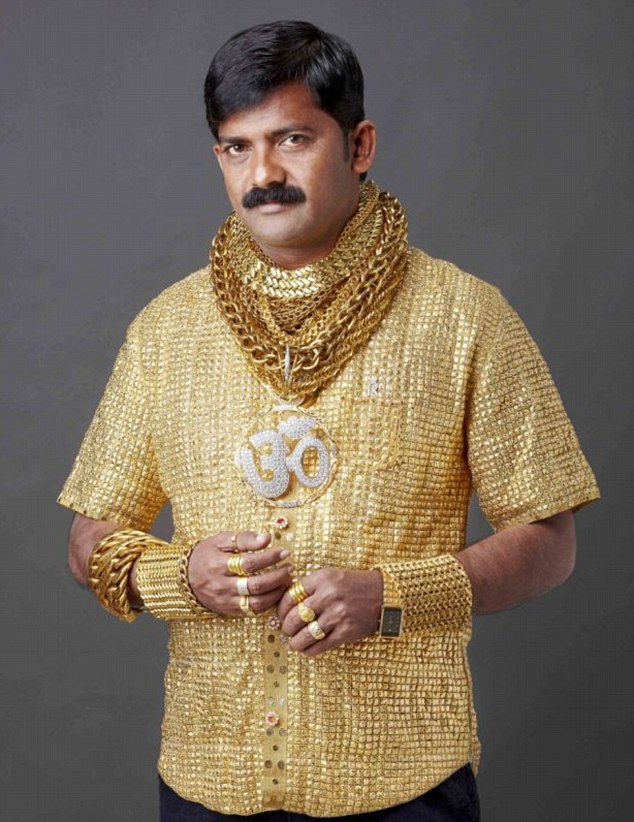  - Ông trùm dệt may Ấn Độ mặc áo bằng vàng dạo phố (Hình 4).