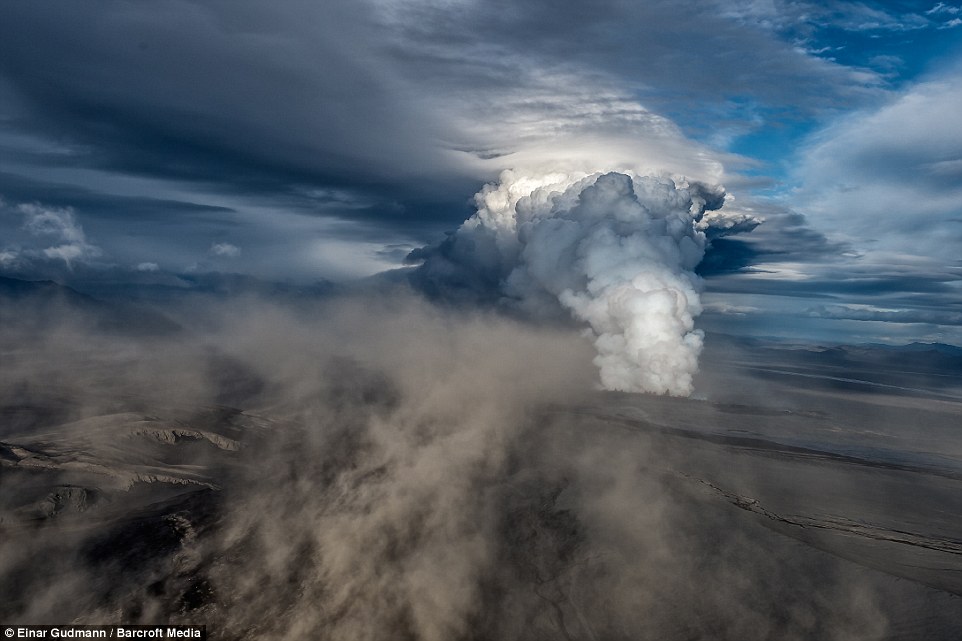  - Chiêm ngưỡng núi lửa 200 năm tuổi ở Iceland phun trào dữ dội (Hình 10).