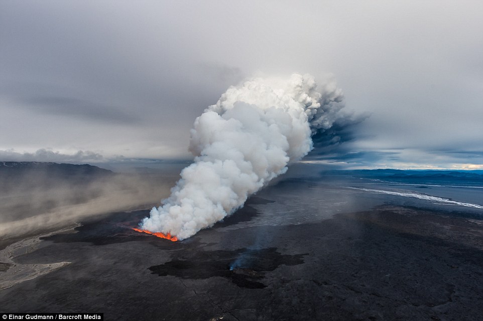  - Chiêm ngưỡng núi lửa 200 năm tuổi ở Iceland phun trào dữ dội (Hình 2).