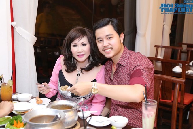 Vũ Hoàng Việt và Yvonne nắm tay nhau đi ăn hải sản