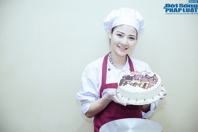 Hoa hậu Trần Thị Quỳnh thể hiện tình yêu Hà Nội trên bánh kem