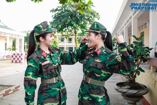 Chuyện làng sao - Ngọc Hân, Nguyễn Thị Loan hoà đồng cùng các chiến sĩ (Hình 7).