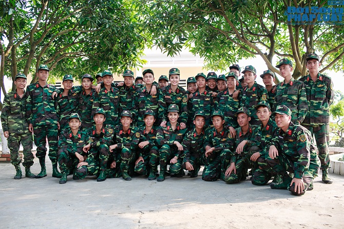 Chuyện làng sao - Ngọc Hân, Nguyễn Thị Loan hoà đồng cùng các chiến sĩ (Hình 8).