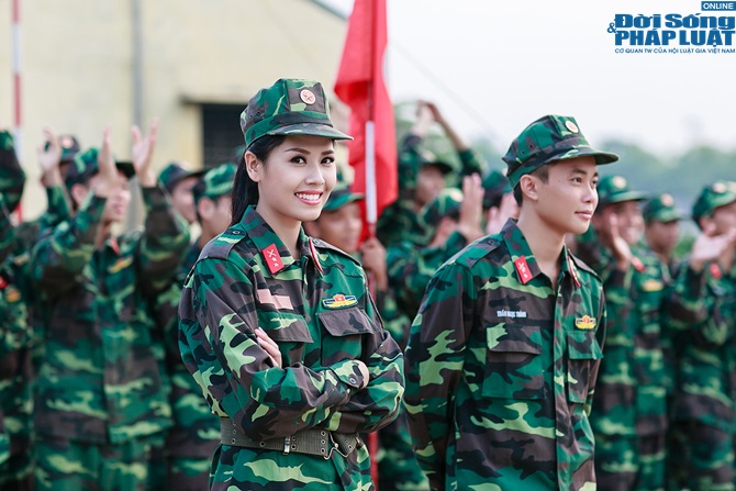 Chuyện làng sao - Ngọc Hân, Nguyễn Thị Loan hoà đồng cùng các chiến sĩ (Hình 16).