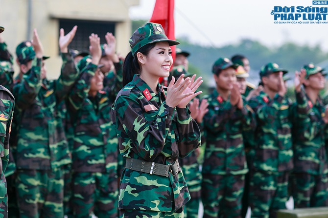 Chuyện làng sao - Ngọc Hân, Nguyễn Thị Loan hoà đồng cùng các chiến sĩ (Hình 18).