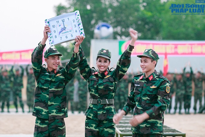 Chuyện làng sao - Ngọc Hân, Nguyễn Thị Loan hoà đồng cùng các chiến sĩ (Hình 24).