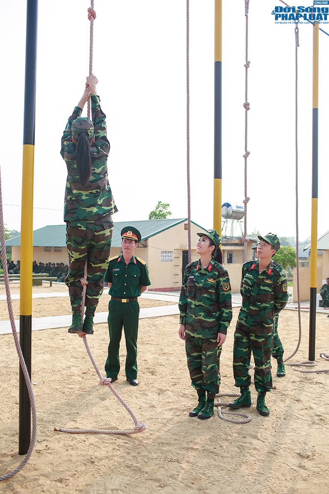 Chuyện làng sao - Ngọc Hân, Nguyễn Thị Loan hoà đồng cùng các chiến sĩ (Hình 3).
