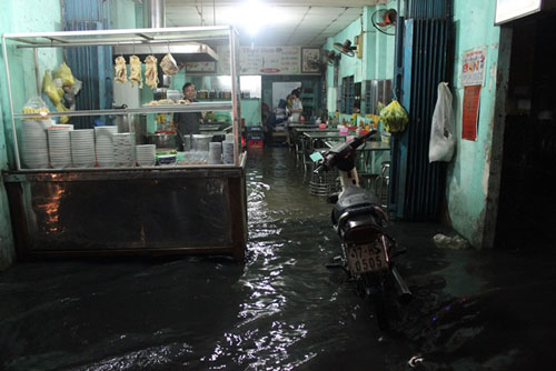  - Dân Sài Gòn lại khốn đốn vì ngập nước (Hình 3).