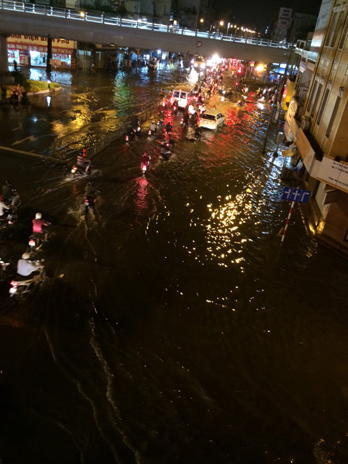  - Dân Sài Gòn lại khốn đốn vì ngập nước (Hình 4).