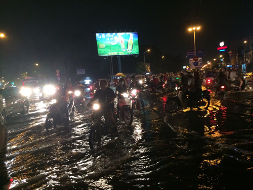  - Dân Sài Gòn lại khốn đốn vì ngập nước (Hình 11).