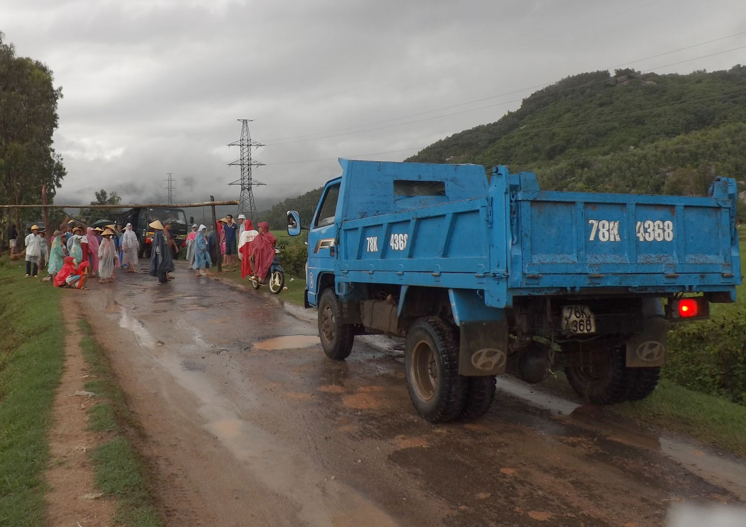 An ninh - Hình sự - Phú Yên: Dân chặn xe tải, đòi đối thoại với lãnh đạo xã