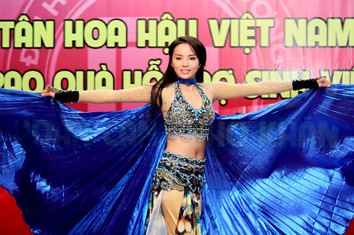 Chuyện làng sao - Clip: Hoa hậu Kỳ Duyên múa Fusion cùng nón lá lộ eo 'bánh mỳ' (Hình 2).