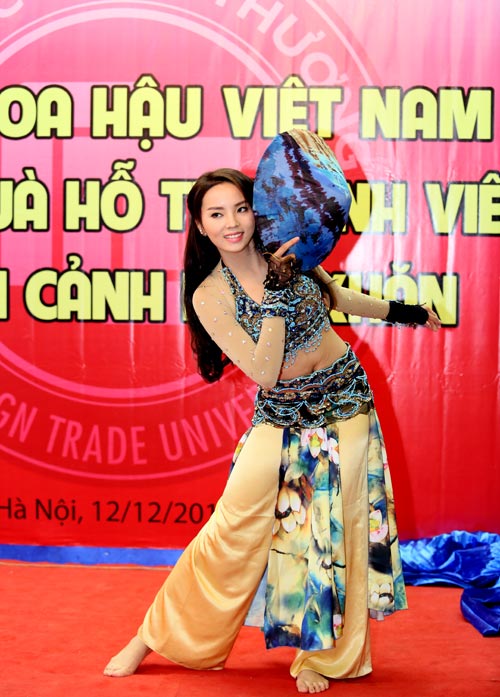 Chuyện làng sao - Clip: Hoa hậu Kỳ Duyên múa Fusion cùng nón lá lộ eo 'bánh mỳ' (Hình 6).